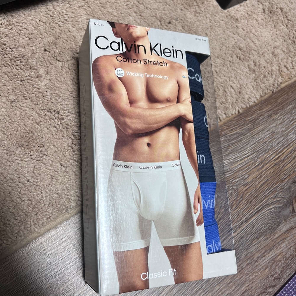 CALVIN KLEIN NEW IN BOX, Boxer briefs, 5-pack, classic fit. Size M.